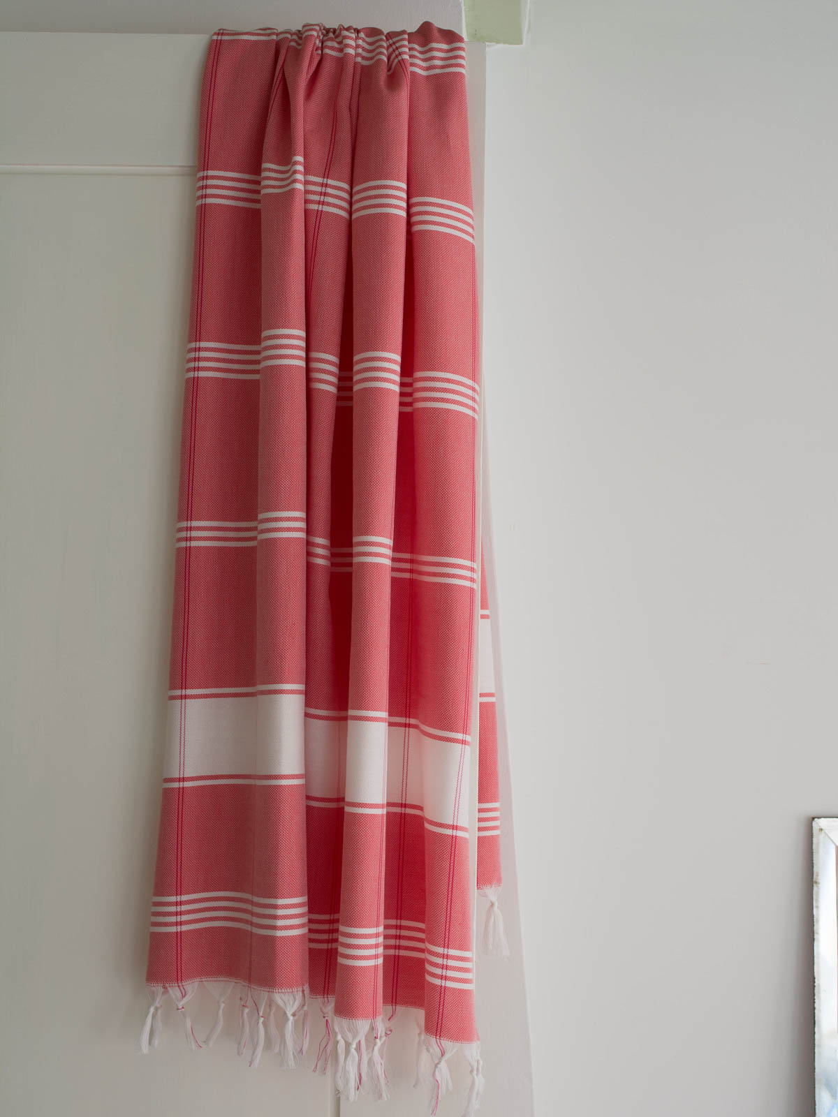 fouta à carreaux rouge corail/blanc