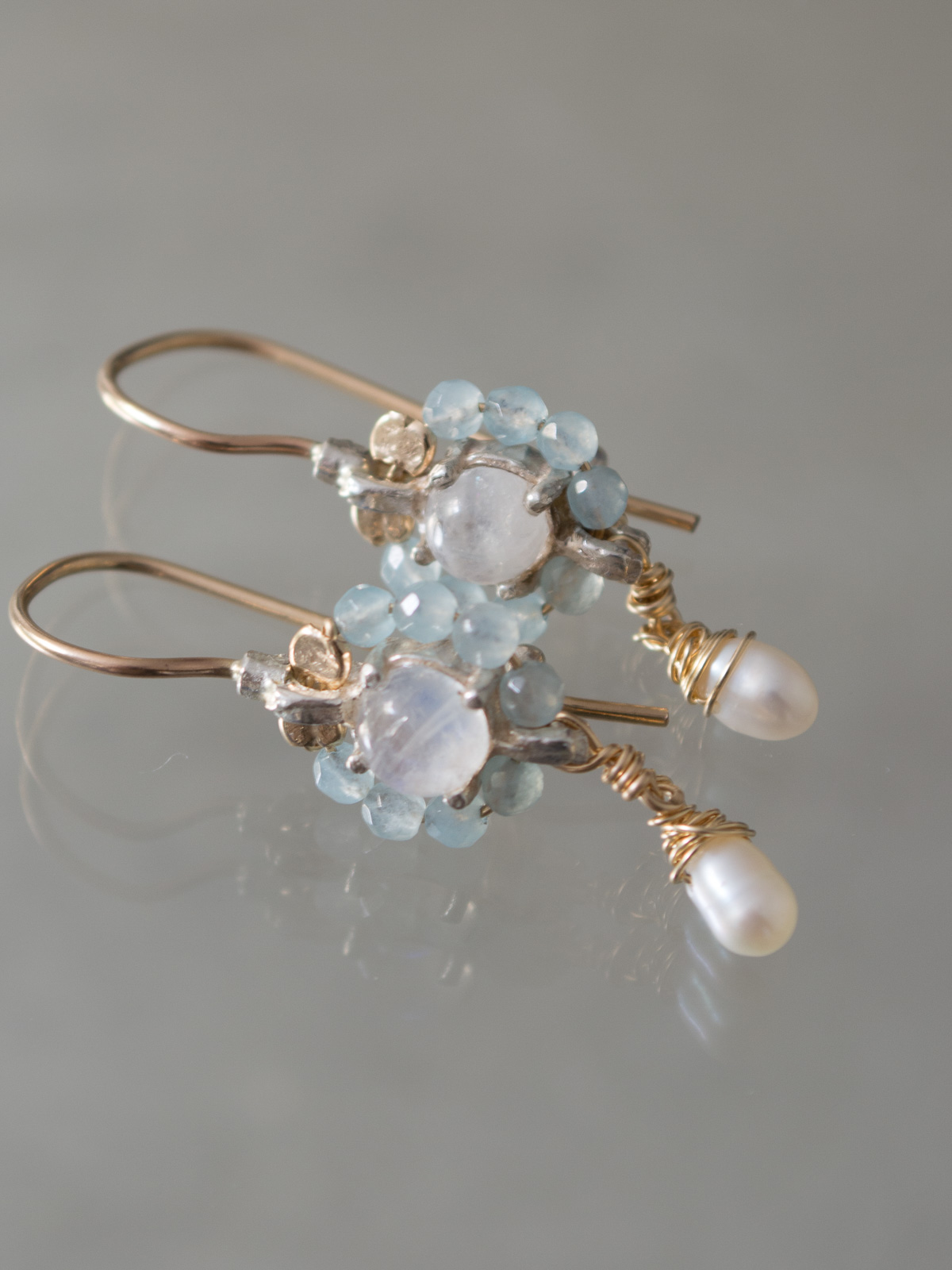 boucles d'oreilles Flower mini, jade bleu clair et pierre de lune