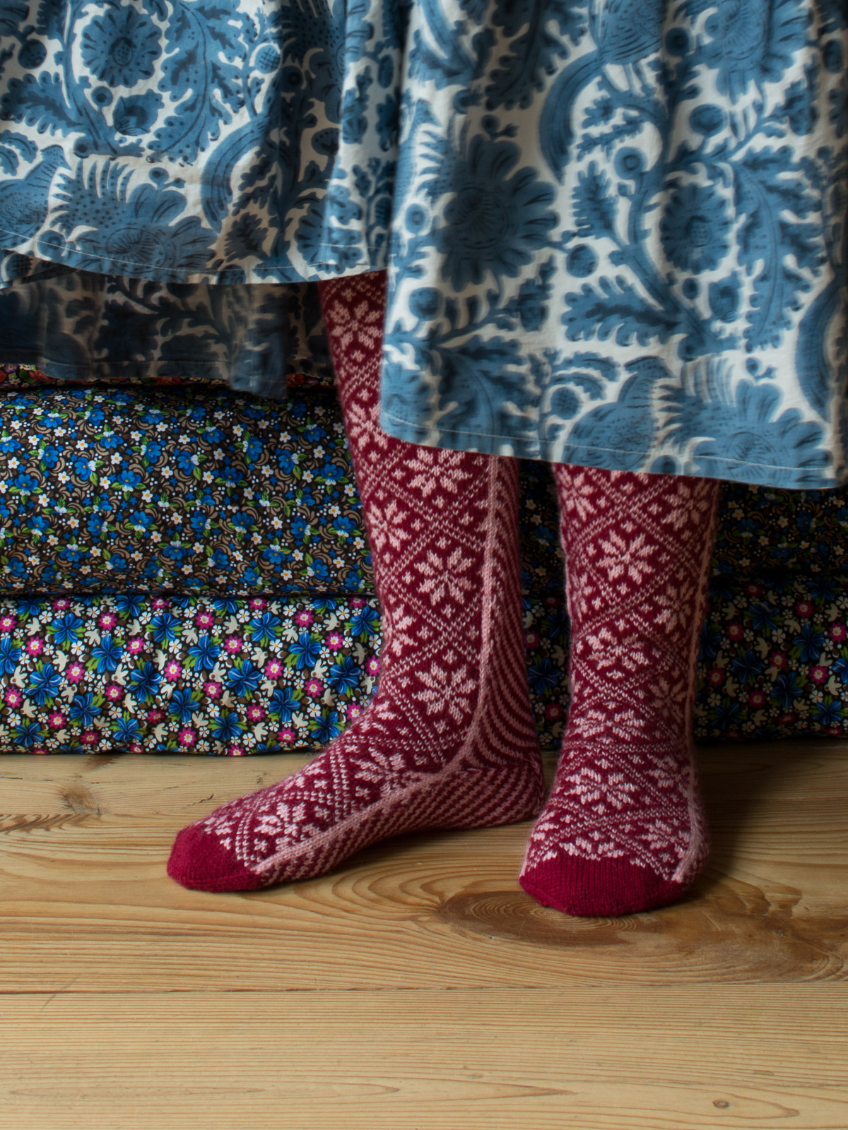 hand knitted stockings burgundy red and light pink - hand knitted socks -  bathrobes - slippers - socks
