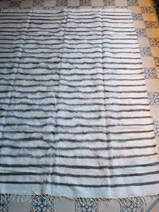tappeto in mohair bianco, grigio a righe strette