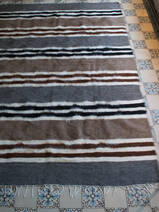 tappeto in mohair grigio con beige, nero e marrone