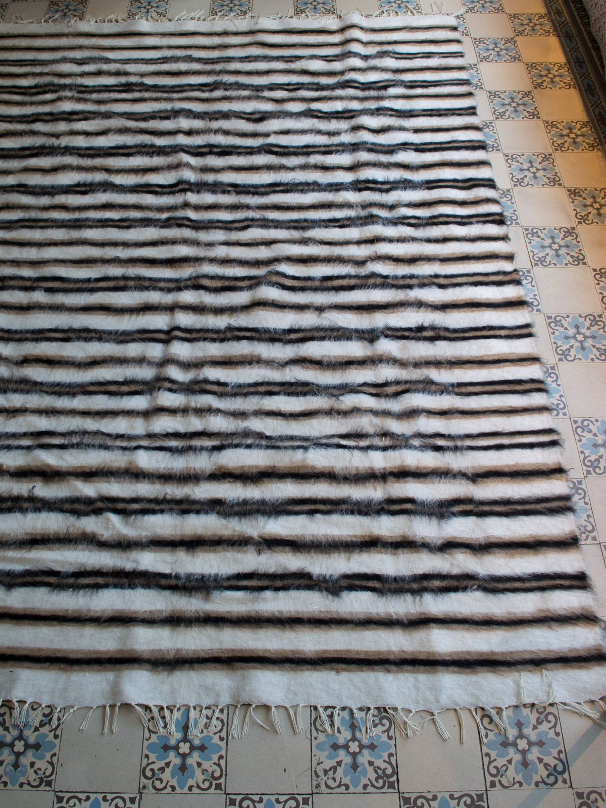 tappeto in mohair bianco, beige-nero a righe strette - tappeti kelim di  mohair spazzolato - decorazione della casa