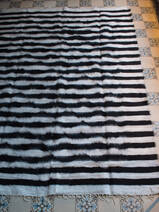 tappeto in mohair bianco con strisce nere