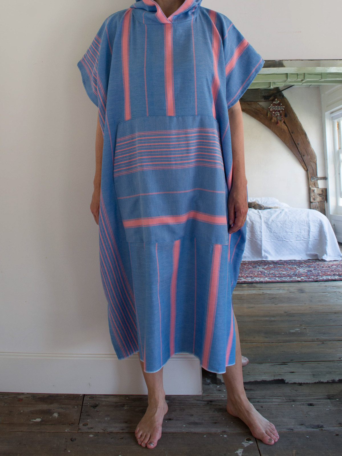 Poncho de surf bleu méditerranéen/rose bonbon